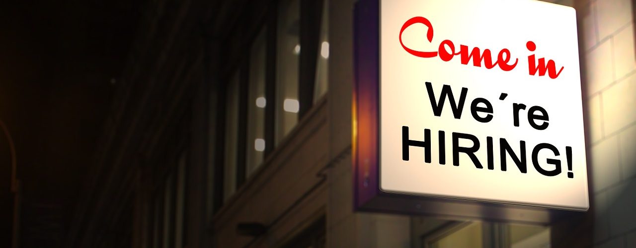 Skylt som säger: "Come in. We''re hiring."