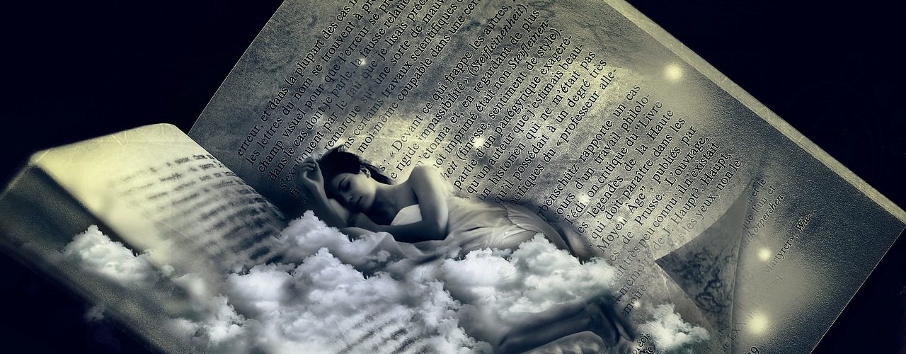 Kvinna sover bland molnen i en öppen bok.
