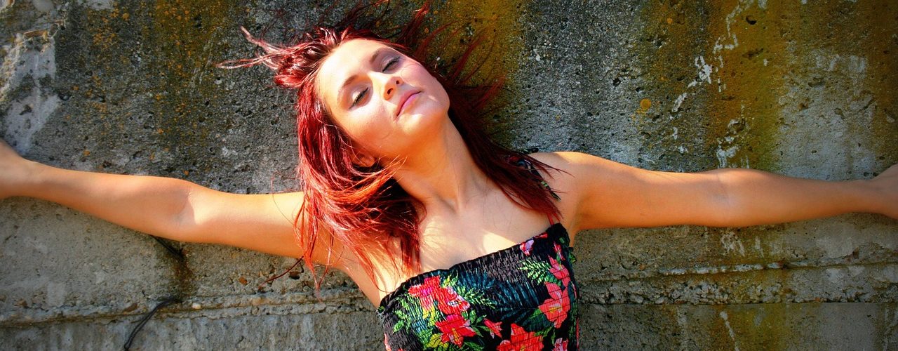 Rebellisk ung dam med rött hår.