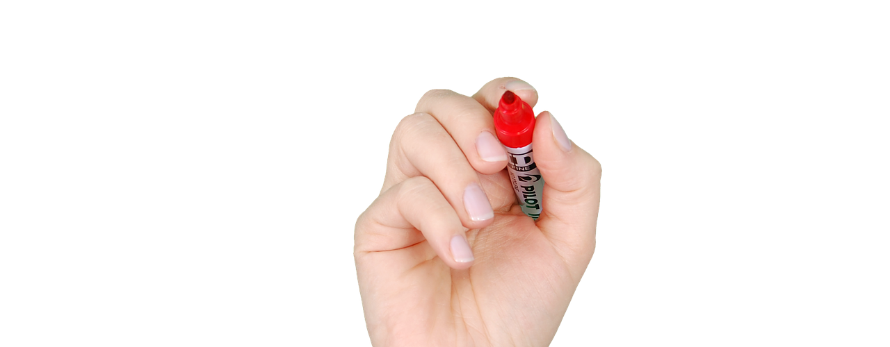 Hand som håller i röd penna.