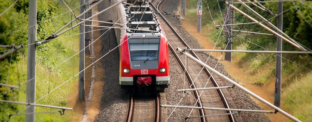Ett högst ordinärt tåg som kommer farande på rälsen.