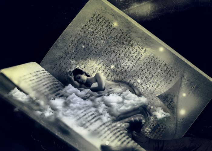 Kvinna sover bland molnen i en öppen bok.