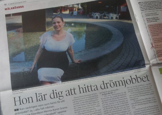 En höggravid Hanna-Karin Grensman sitter lite fånigt på fontänen i Ekerö Centrum.